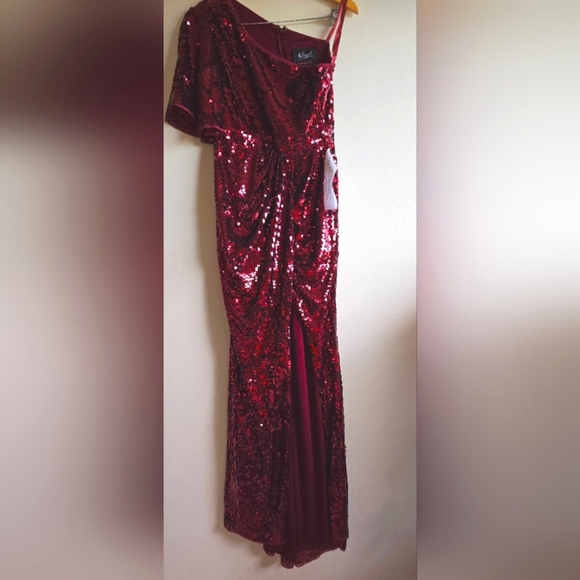 NWT Mac Duggal, One-Shoulder Sequin Column Gown, Burgundy, Size 4 -$598 - Picture 4 of 15